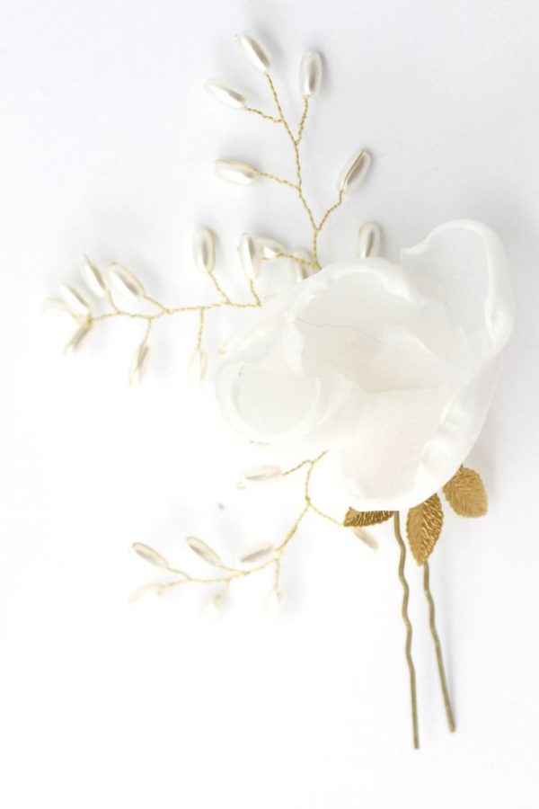 kokówka z białym materiałowym kwiatem