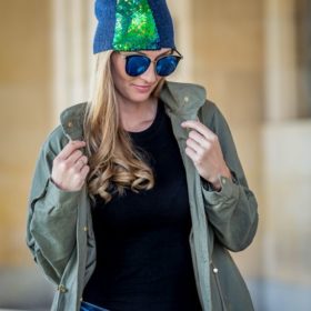 czapka z zielonymi cekinami okulary lustro