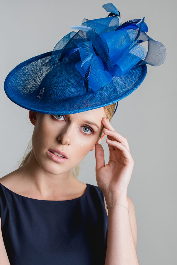 piękna kobieta w kapeluszu niebieskim grnatowym bluewind