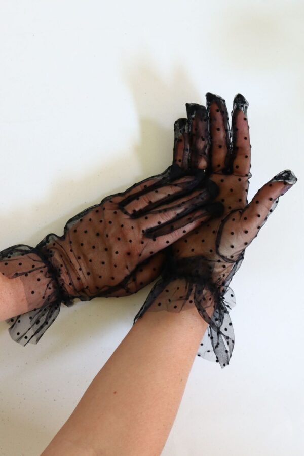 rękawiczki tiulowe krótkie z kropeczkami polka dot z falbanką kobiece retro vintage style