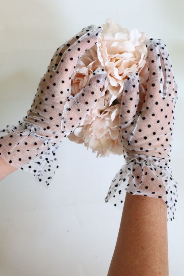 rękawiczki tiulowe krótkie z kropeczkami polka dot z falbanką kobiece retro vintage style