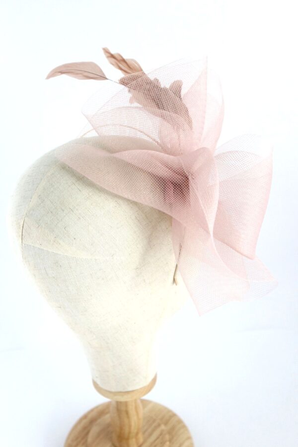 seri ozdoba z pudrowego różu z krynoliny z piórem elegancki fascynator